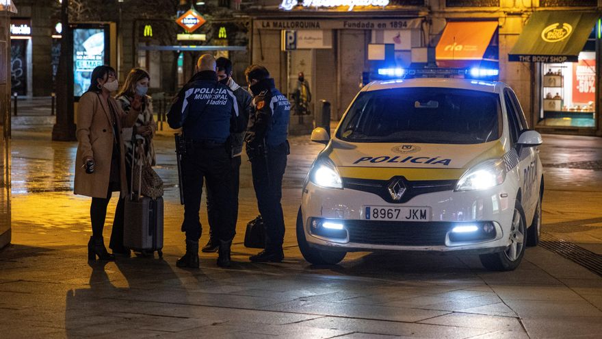 Dos policías municipales paran a tres viandantes en la madrileña Puerta del Sol. EFE/Rodrigo Jiménez/Archivo