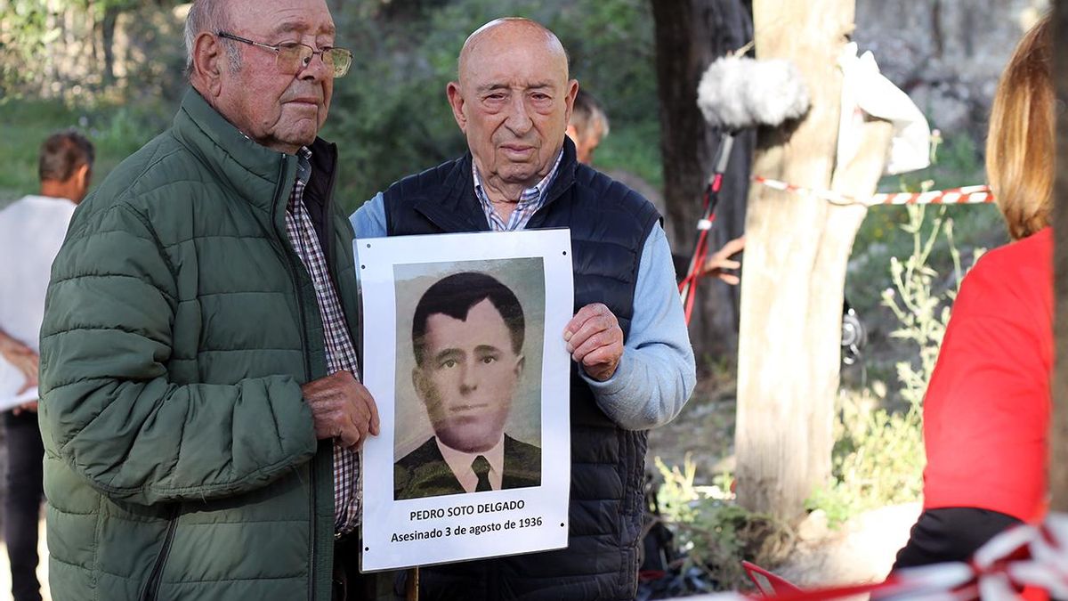 Los hermanos José y Pedro sostienen la imagen de su padre, Pedro Soto, asesinado por los golpistas.