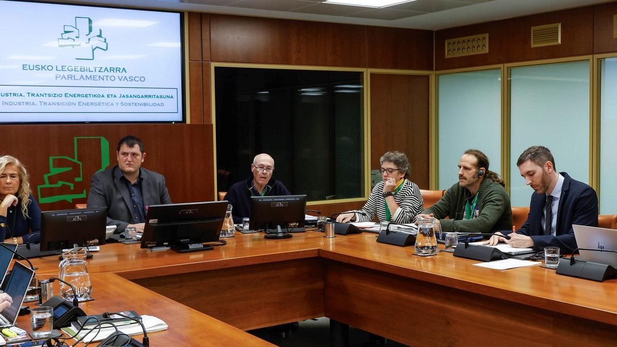 Representantes de Ekologistak Martxan en la comisión.