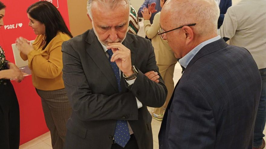 Archivo - El ministro de Política Territorial y Memoria Democrática, Ángel Víctor Torres, tras mantener una reunión de trabajo con alcaldes y alcaldesas de la isla