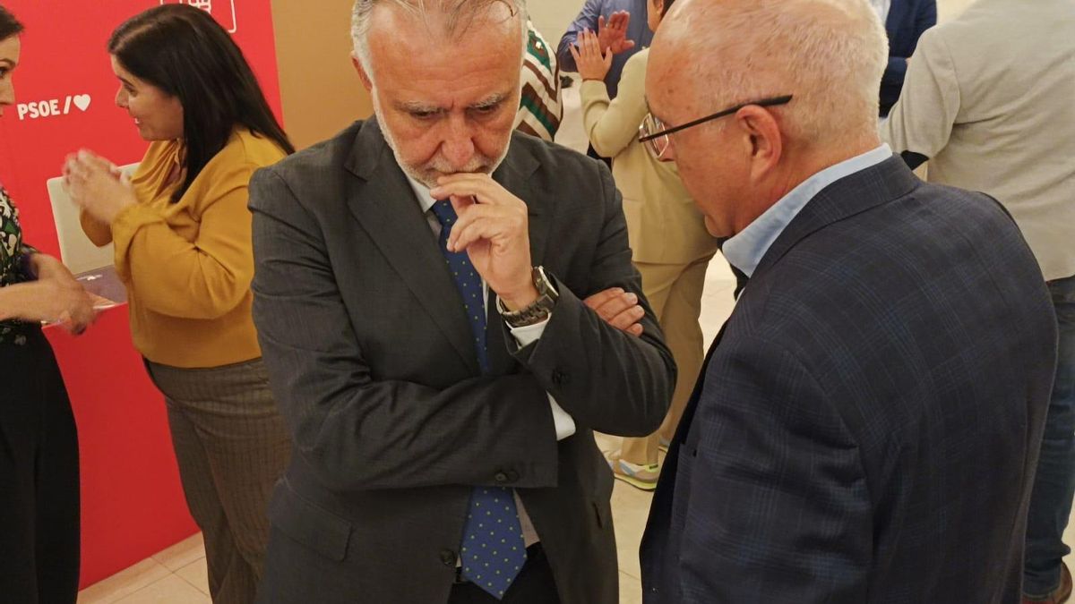 Archivo - El ministro de Política Territorial y Memoria Democrática, Ángel Víctor Torres, tras mantener una reunión de trabajo con alcaldes y alcaldesas de la isla