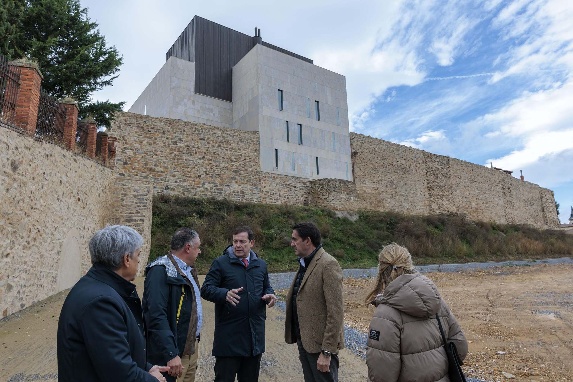 Mañueco y Suárez-Quiñones de visita a las murallas de Astorga con su alcalde, José Luis Nieto.