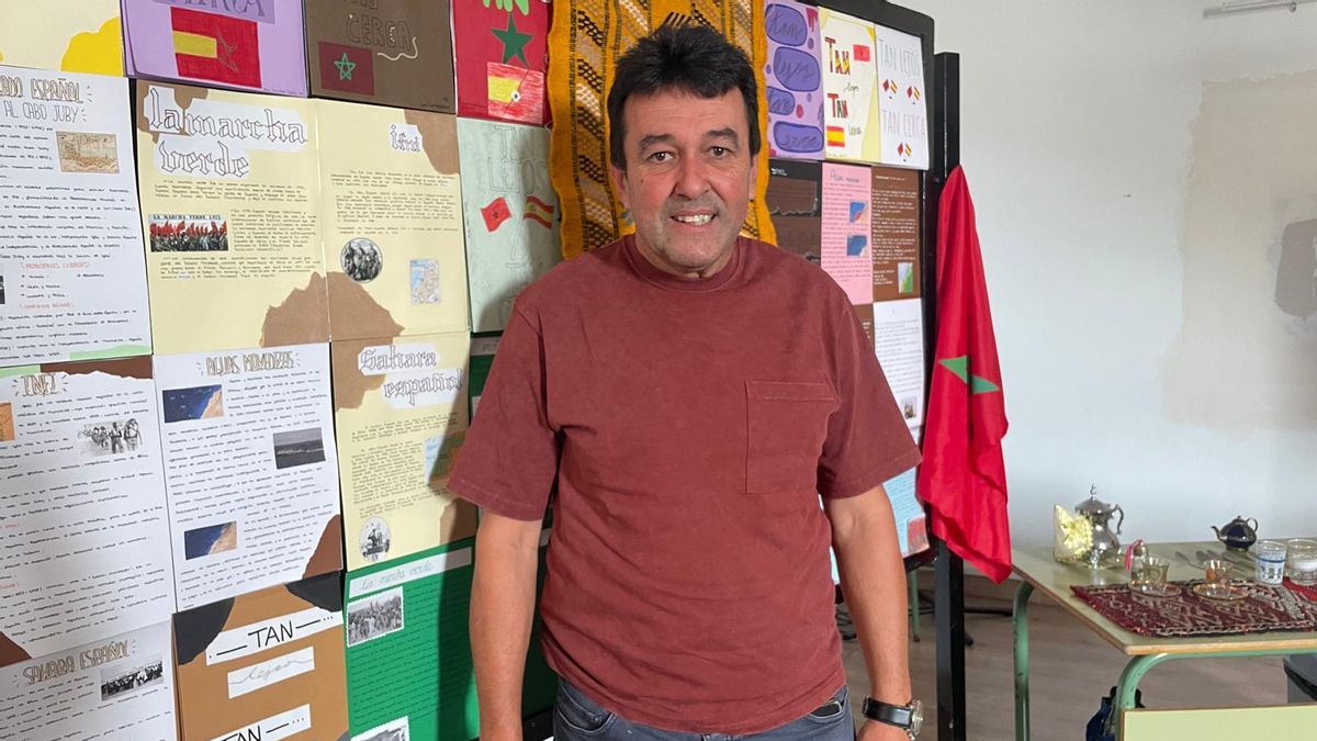 Orlando Acuña, profesor de Geografía e Historia, en un aula del instituto en el que trabaja