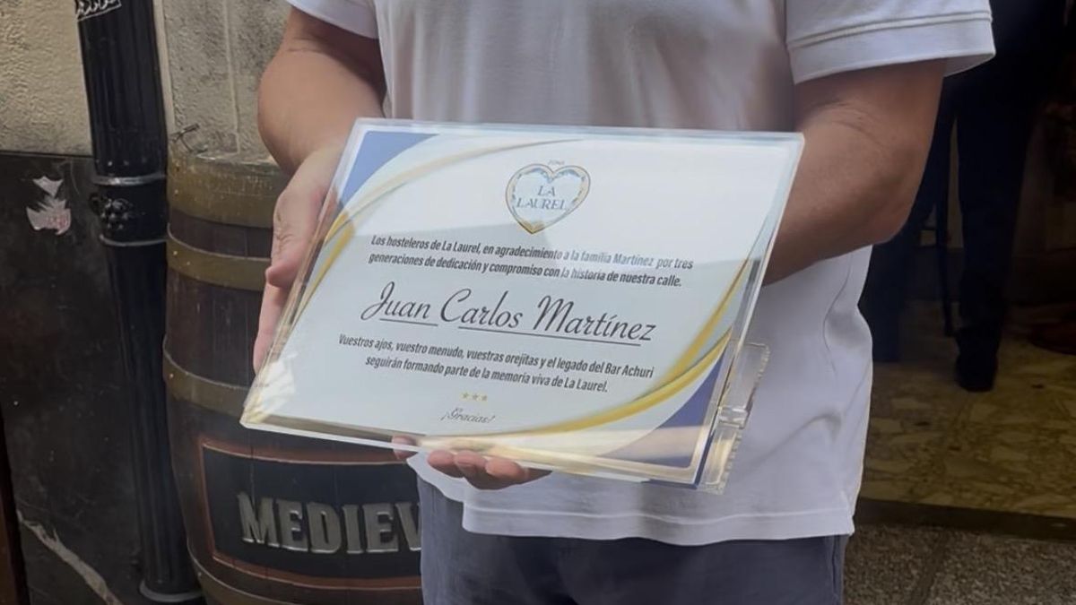 Placa conmemorativa en honor a Juan Carlos Martínez
