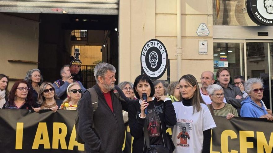 Toñi García y Rosa Álvarez, familiares de víctimas de la dana, a las puertas de las Corts durante la comparecencia de Mazón en la comisión