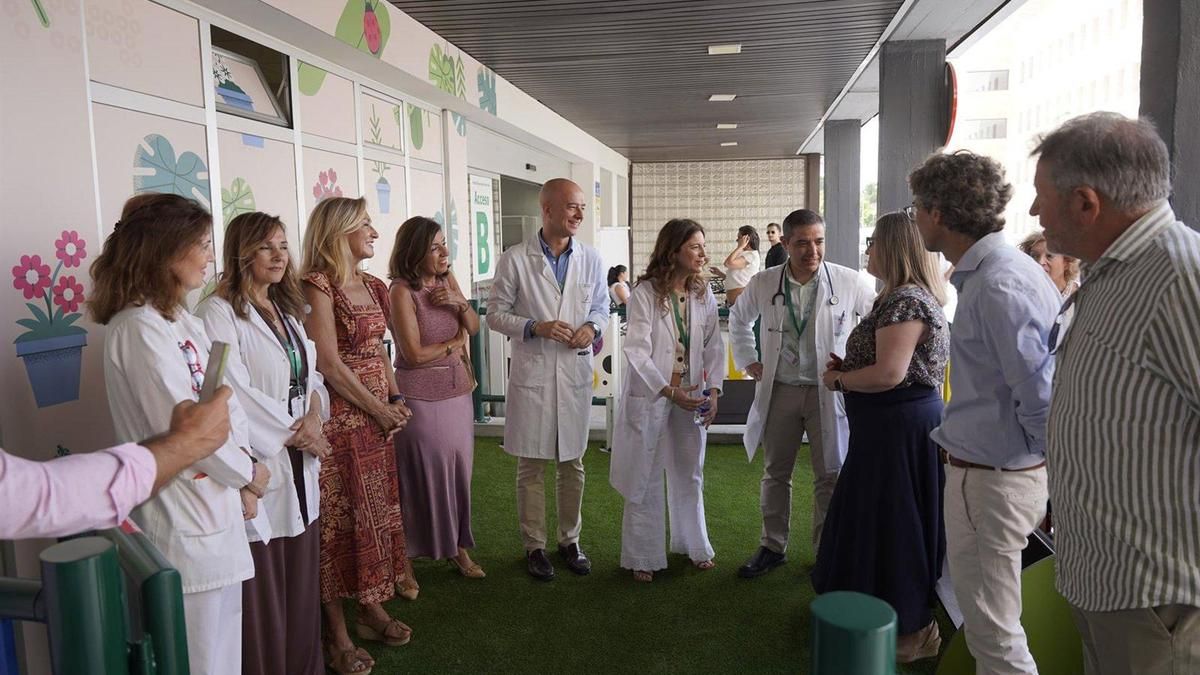 Participantes en la inauguración del nuevo parque infantil 'Caminando con Dani'.