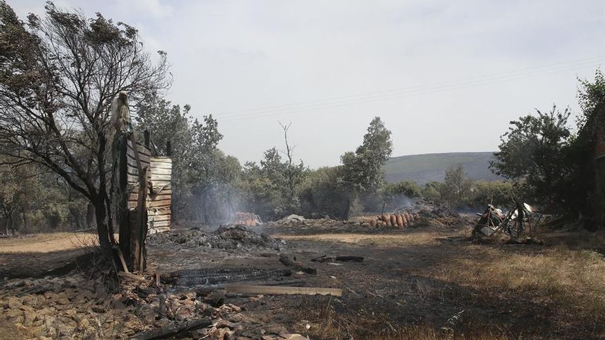 Desalojados una decena de pueblos por el incendio de la Sierra de la Culebra de Zamora, que quema ya 10.800 hectáreas