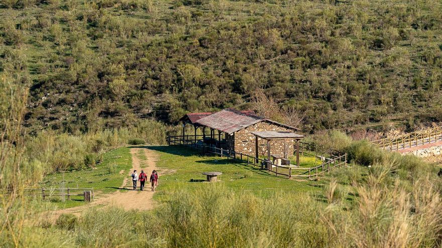 Senderismo accesible en Cáceres: dos rutas adaptadas para senderistas con discapacidad visual