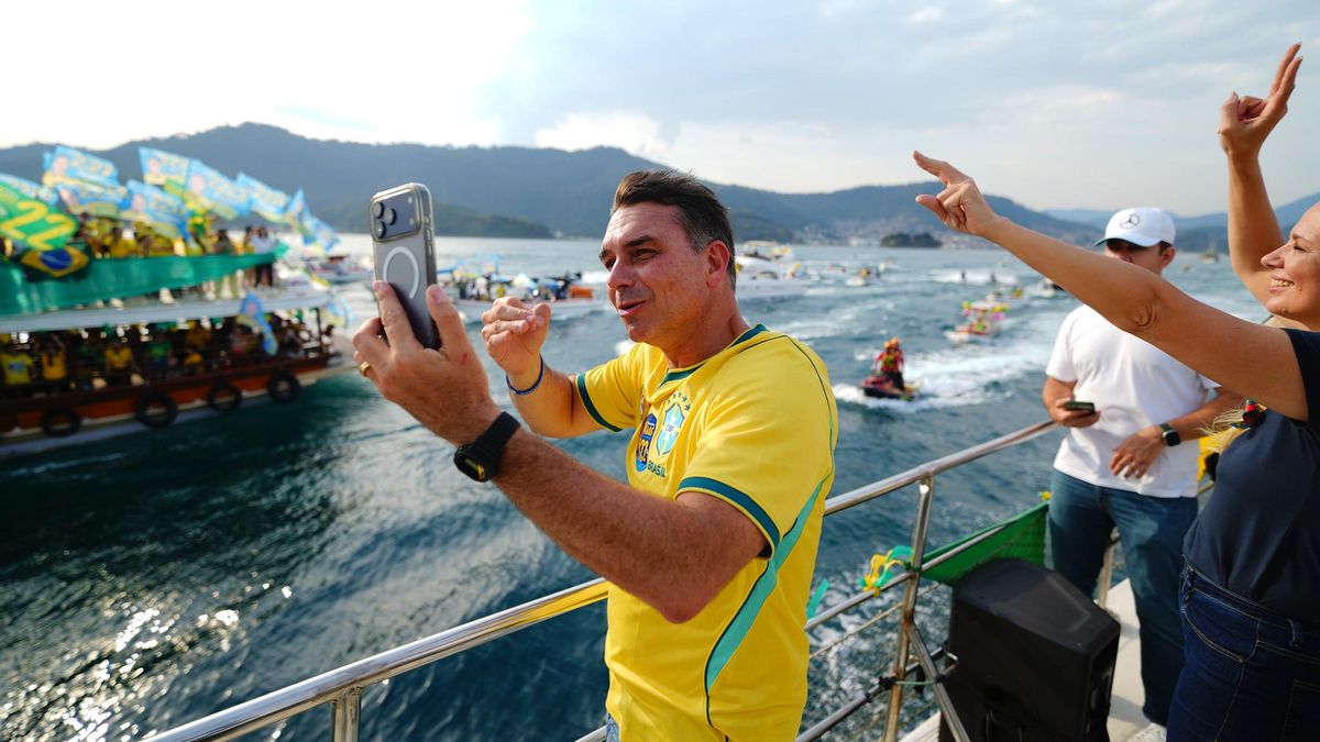Slavio Bolsonaro durante una concentración ultra en aguas de Angra dos Reis.