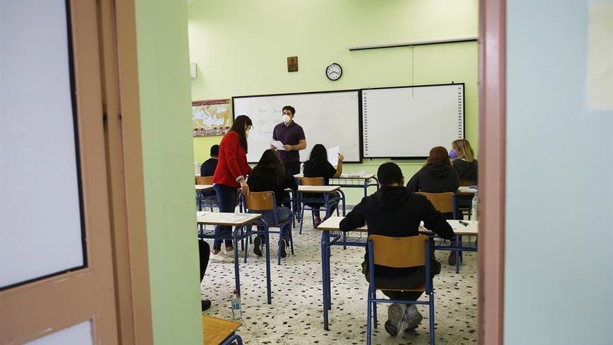 Estudiantes de secundaria participan en los exámenes de ingreso a las universidades estatales de todo el país, que se llevarán a cabo este año en condiciones especiales debido a la pandemia de la enfermedad del coronavirus (COVID-19), en una escuela en Atenas, Grecia, el 14 de junio de 2021