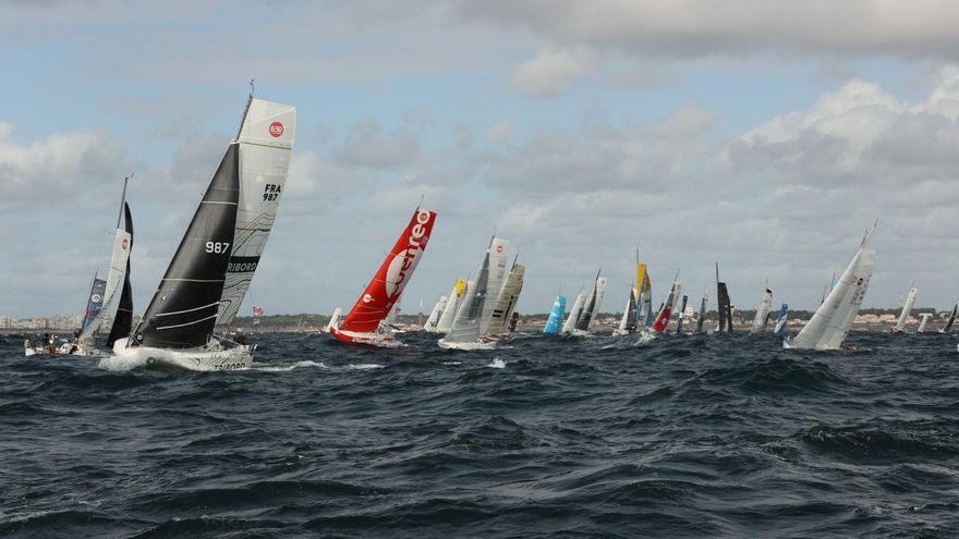 Los noventa regatistas de la 'Mini Transat' navegan ya rumbo a La Palma