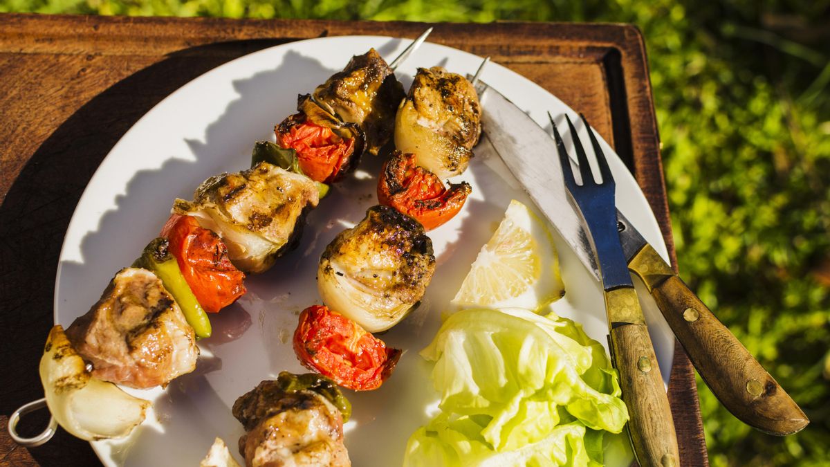 Brochetas de pollo y verduras