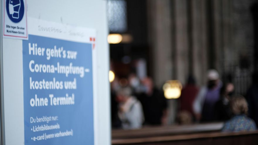 Imagen de archivo de un cartel colocado en la Catedral de San Esteban de Viena (Austria) con instrucciones para dirigirse a la zona habilitada para vacunarse. EFE/Luis Lidón