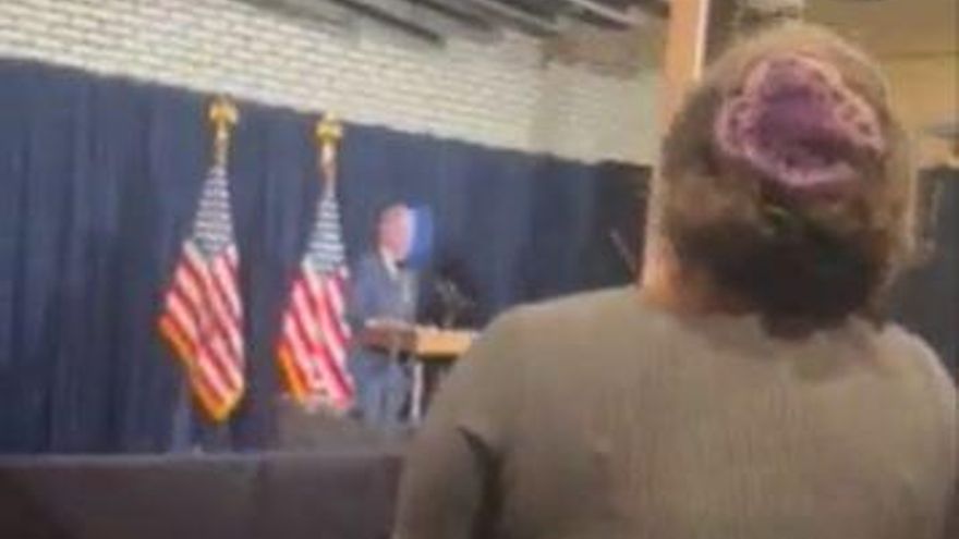 Una mujer interrumpe un mitin de Joe Biden