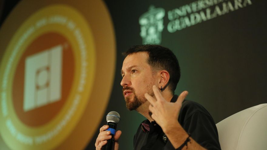 El periodista español Pablo Iglesias habla hoy en el conversatorio “La delgada línea entre periodismo y política", durante la 37 edición de la Feria Internacional del Libro (FIL) en Guadalajara, Jalisco (México). EFE/Francisco Guasco