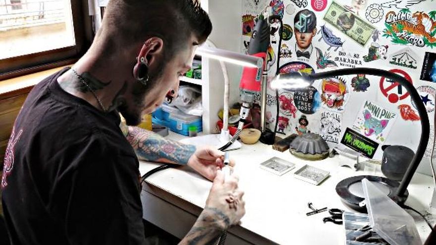 Alejandro García, en su taller de joyería de piercings en su casa de Vega de Espinareda.