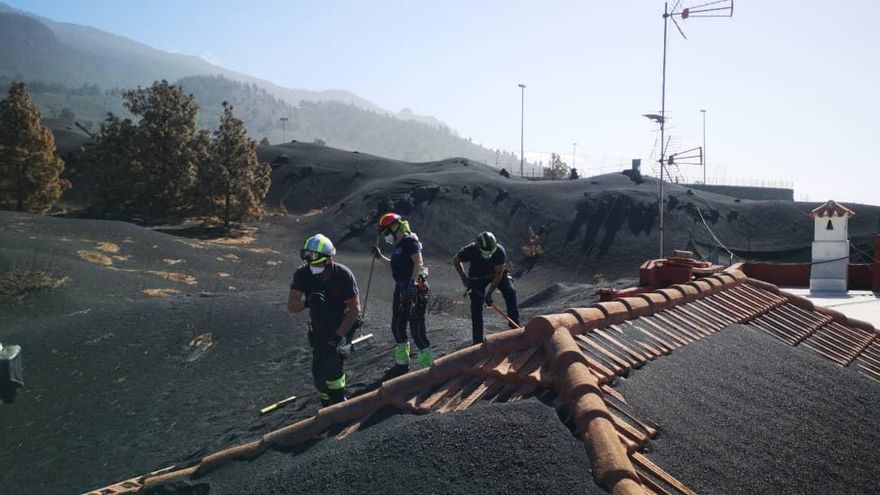 La dura tarea de desenterrar casas enteras sepultadas bajo las cenizas del volcán de La Palma