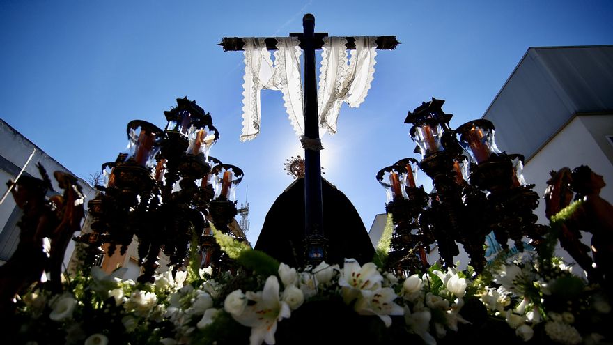 La procesión de la Hermandad de la Soledad, en imágenes