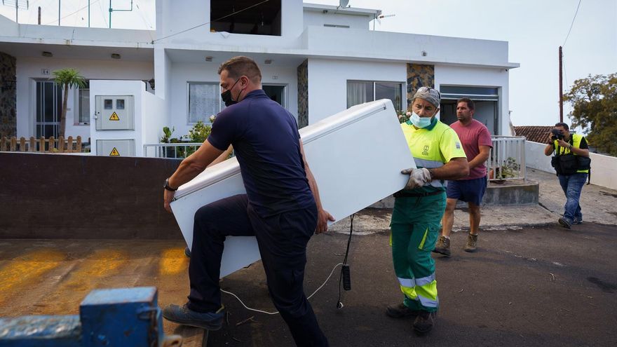 Vecinos abandonan sus casas en La Palma ante el avance de la lava
