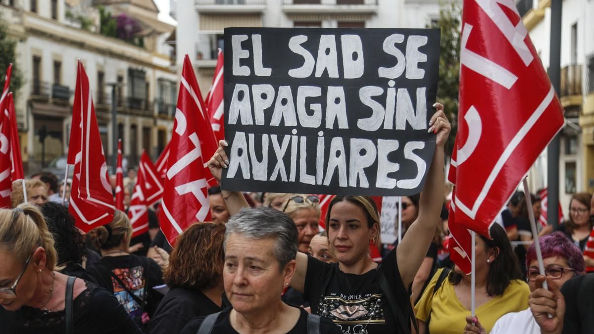 Manifestación de las trabajadoras del Servicio de Ayuda a Domicilio