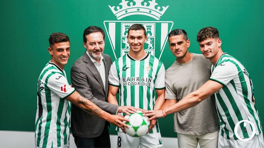 Adri Fuentes, Alcedo y Mariano ya posan con la camiseta del Córdoba CF: "Ilusionados por todo lo que viene"