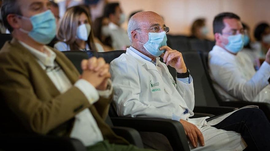 Remigio Cordero en el centro, en un acto en el complejo hospitalario de Badajoz