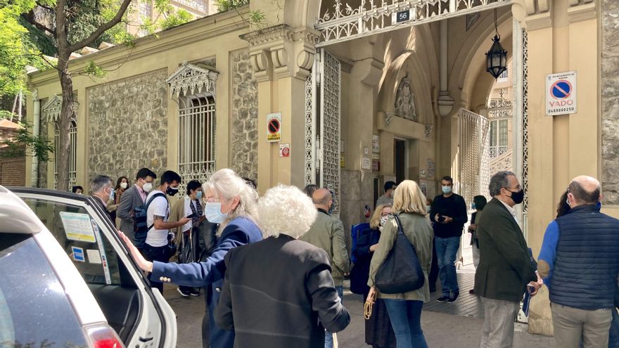 Entrada del colegio del Pilar con los taxis y la prensa esperando a Pablo Casado