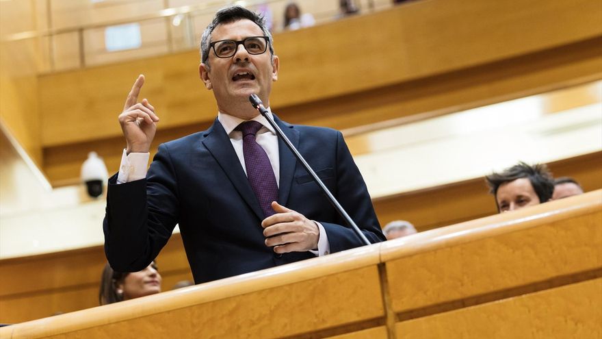 El ministro de Presidencia, Justicia y Relaciones con las Cortes, Félix Bolaños, interviene durante una sesión plenaria en el Senado.