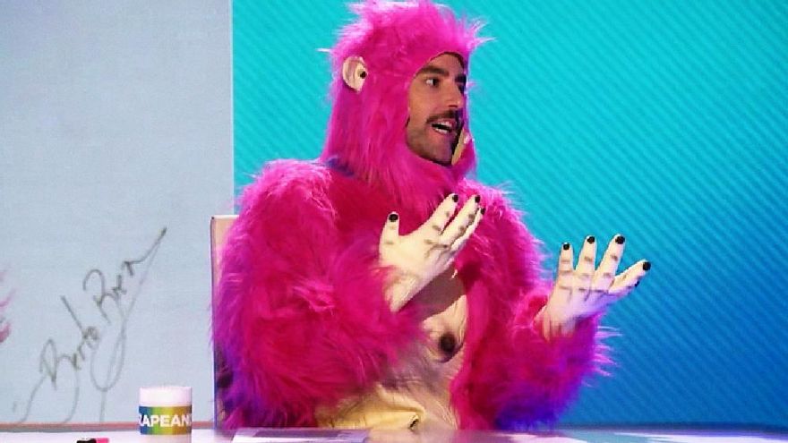 Dani Mateo presenta 'Zapeando' como 'Pink Kong', su disfraz descartado para las Campanadas: "Te hace tipón"