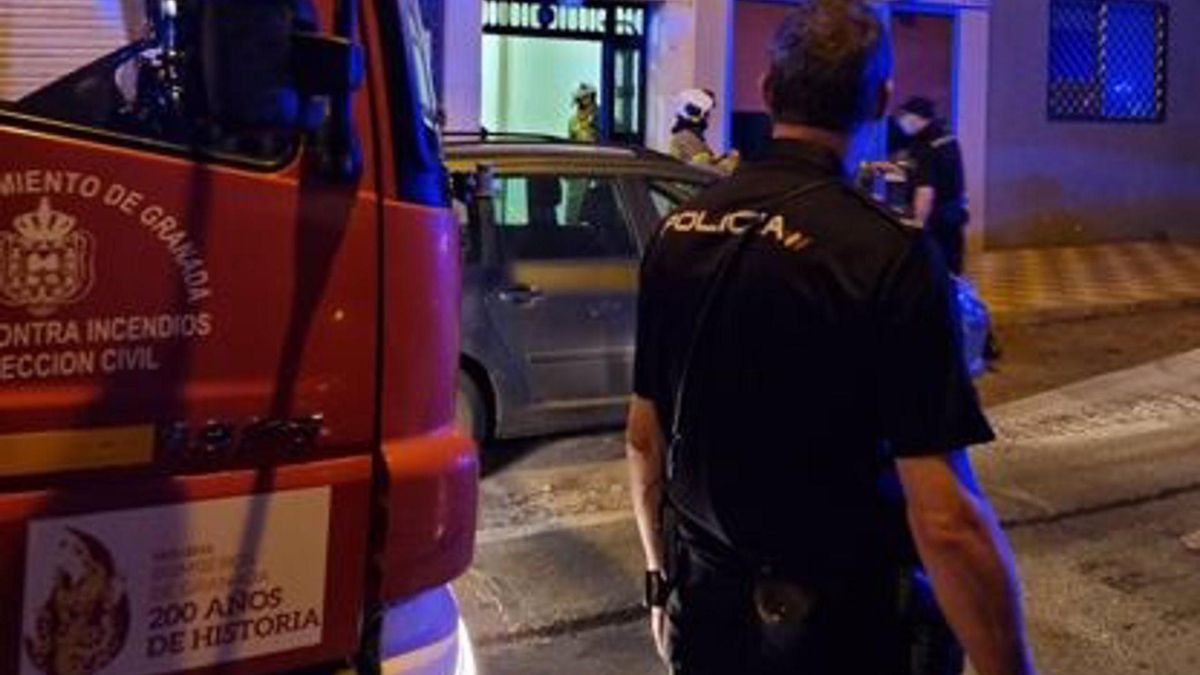 Policías y bomberos ante el bloque en el que se ubica la vivienda en la que ocurrieron los hechos.