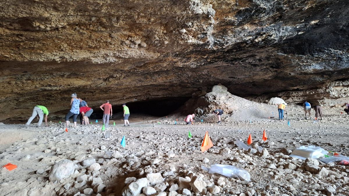 Voluntarios trabajando el pasado jueves en la Cueva de Chaves para localizar elementos de interés previos a la investigación posterior.