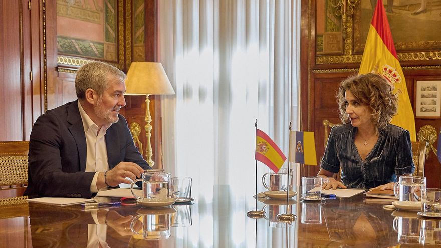 Archivo - El presidente de Canarias, Fernando Clavijo, se ha reunido hoy en Madrid con la vicepresidenta y ministra de Hacienda y Función Pública, María Jesús Montero