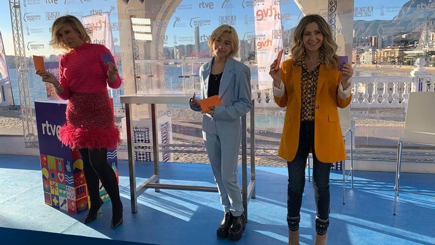 María Eizaguirre, Melani y Eva Mora, durante el sorteo del orden de la final