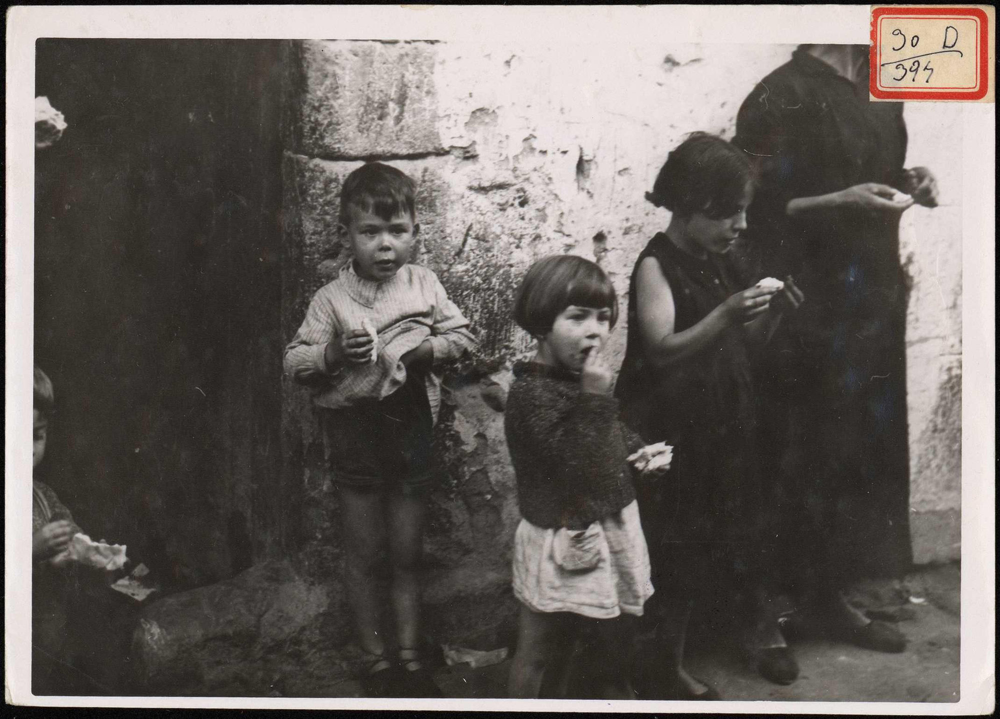"Una familia comiendo los víveres que les fueron facilitados por la Intendencia Militar". 24 de agosto de 1937.