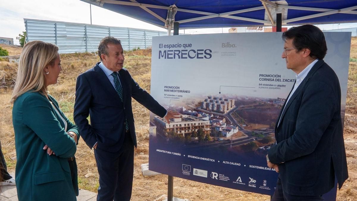 Javier Fernández visita las obras de las 84 VPO de alquiler en Alcalá de Guadaíra que financia la Diputación