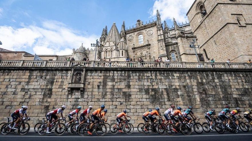 El pelotón ha atravesado numerosos monumentos