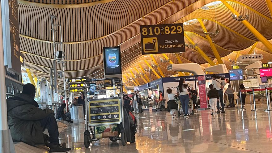Aena restringirá el libre acceso a Barajas a partir de las nueve de la noche para evitar que duerman allí personas sin techo