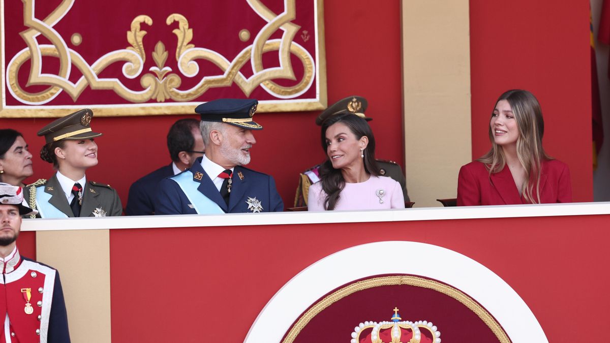 Felipe VI y la reina Letizia acompañados de sus hijas la princesa Leonor y la infanta Sofía durante el desfile militar del 12 de octubre.