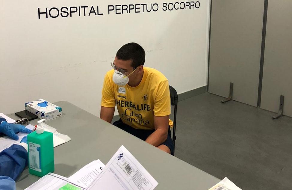 Los jugadores y técnicos del Herbalife Gran Canaria pasan las pruebas médicas antes de volver a entrenarse tras el confinamiento por la COVID-19