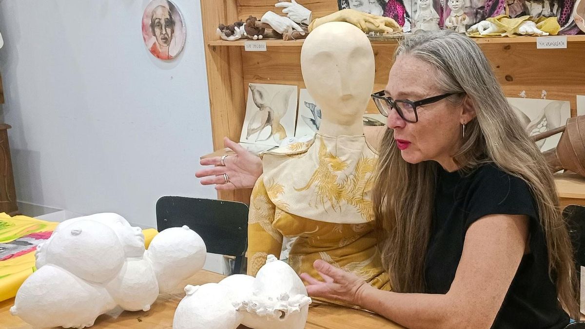 Margarita Merino en su estudio de Córdoba con una de las figuras de su obra Palos y Astillas