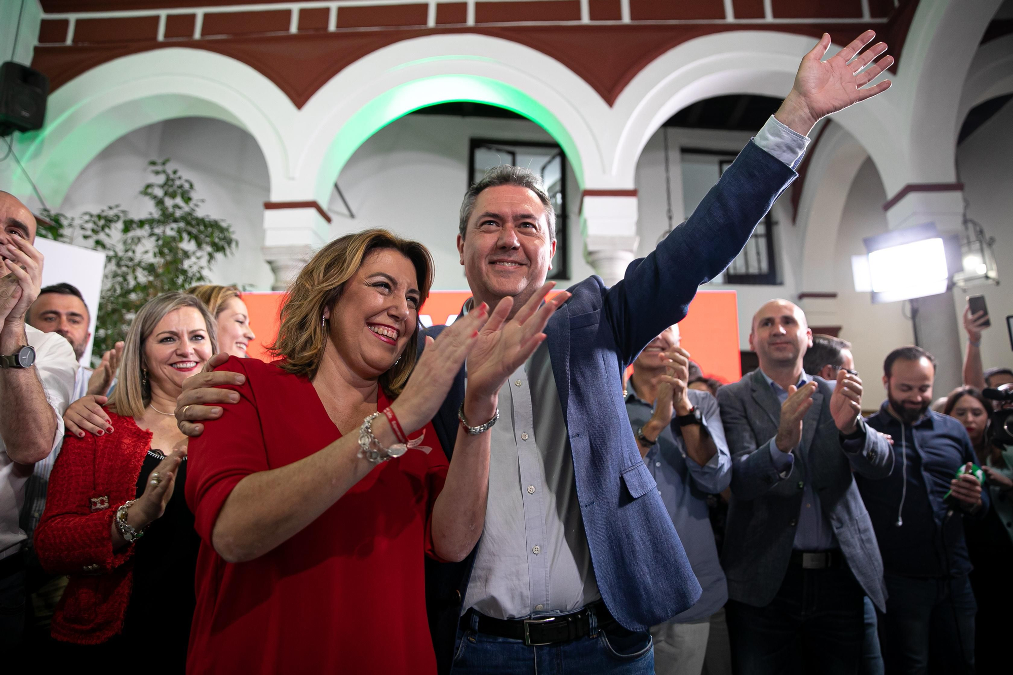 El alcalde de Sevilla, Juan Espada, revalida la alcaldía de Sevilla con una holgada mayoría. Junto a él, la secretaria general del PSOE-A, Susana Díaz.