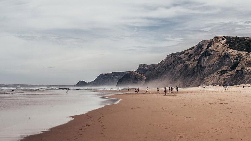 Grandes extensiones de arena en playas casi salvajes.