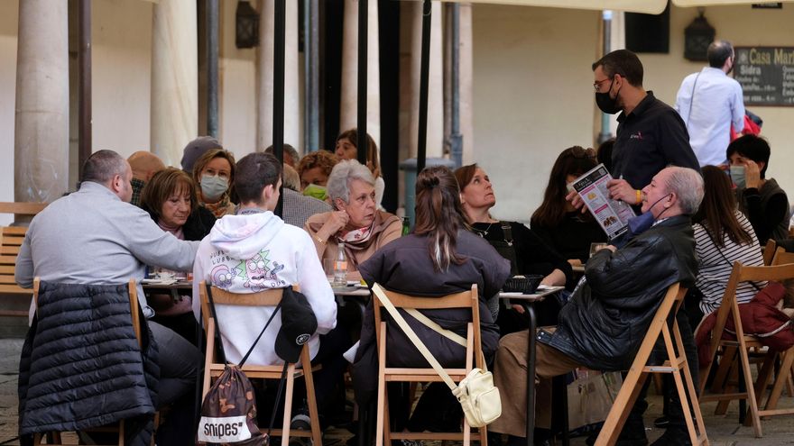 Terrazas llenas de gente debido a los 22 grados que marca el termómetro este martes en la Plaza del Fontán, en Oviedo. EFE/ Paco Paredes