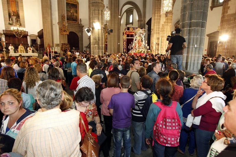 La Virgen del Pino ya instalada en la catedral de Las Palmas a donde llegó tras recorrer 25 kilómetros desde Teror en su bajada 51 y acompañada por unos 200.000 peregrinos. EFE/Elvira Urquijo A.