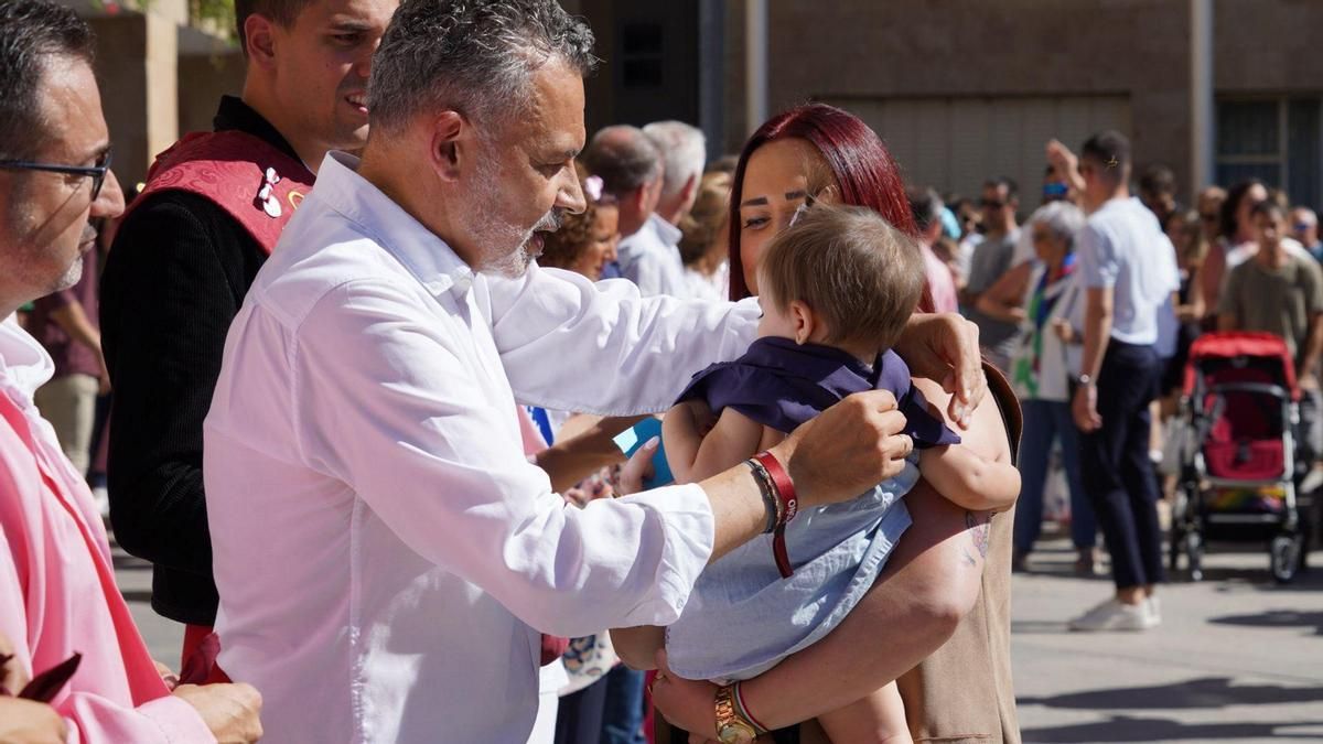Imposición de pañuelos para sembrar la identidad logroñesa a los nacidos en el último año