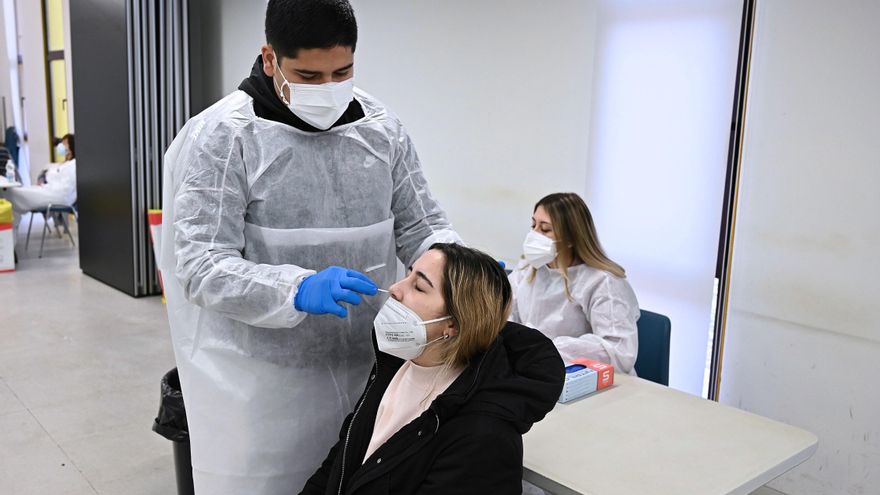 Un sanitario realiza un test de antígenos en Alcalá de Henares este lunes en la ZBS de Carmen Calzado (Centro de Mayores Los Pinos). EFE/ Fernando Villar