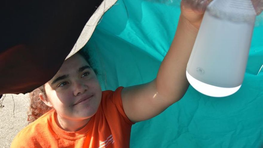 Estudiantes diseñan una tienda de campaña con energía solar para desamparados