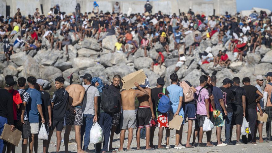Varios migrantes durante el desalojo de una de las playas de Ceuta el pasado viernes 21 de agosto.