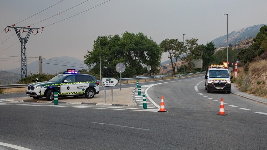 La Guardia Civil corta el acceso a Robledo de Chavela tras la evolución del incendio.