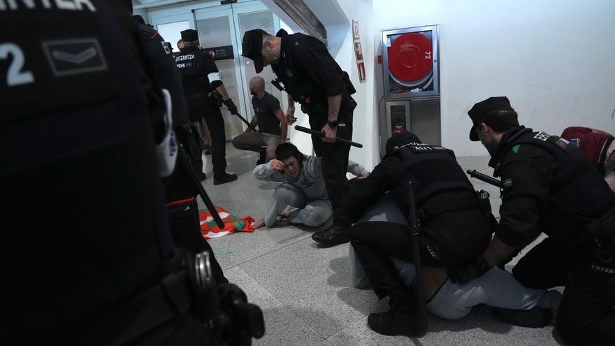 La Ertzaintza detiene a cuatro personas en el recibimiento a los miembros de la Flotilla en el aeropuerto de Loiu